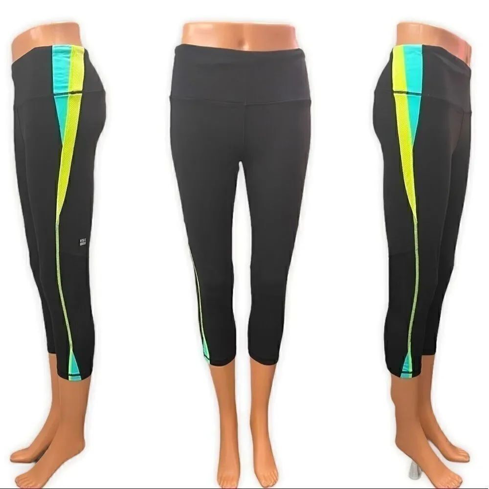 Victoria’s Secret Women’s Knockout Capri Leggings in the Size Medium/Short (7/8)